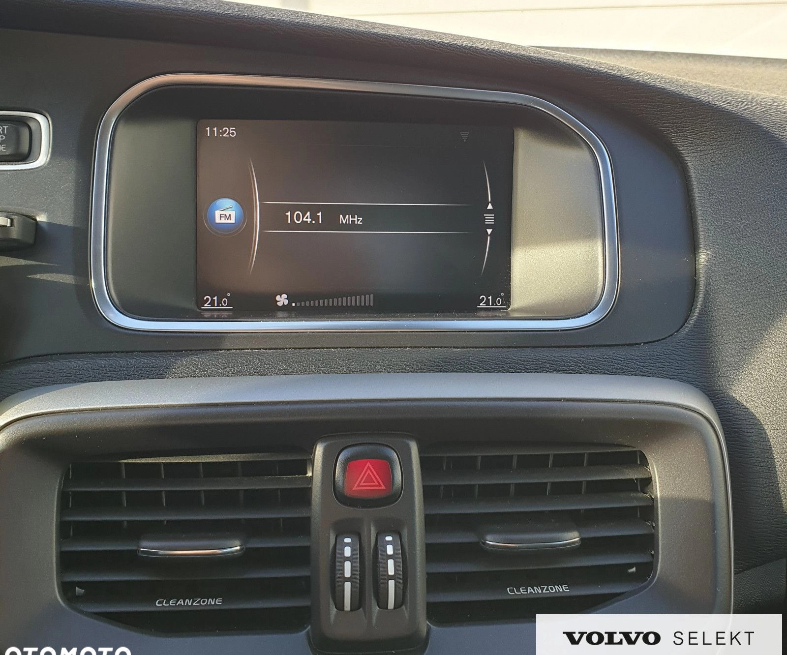 Volvo V40 cena 59900 przebieg: 190800, rok produkcji 2018 z Chojnice małe 172
